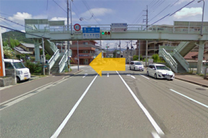 1.阪急山本駅南の交差点を左折